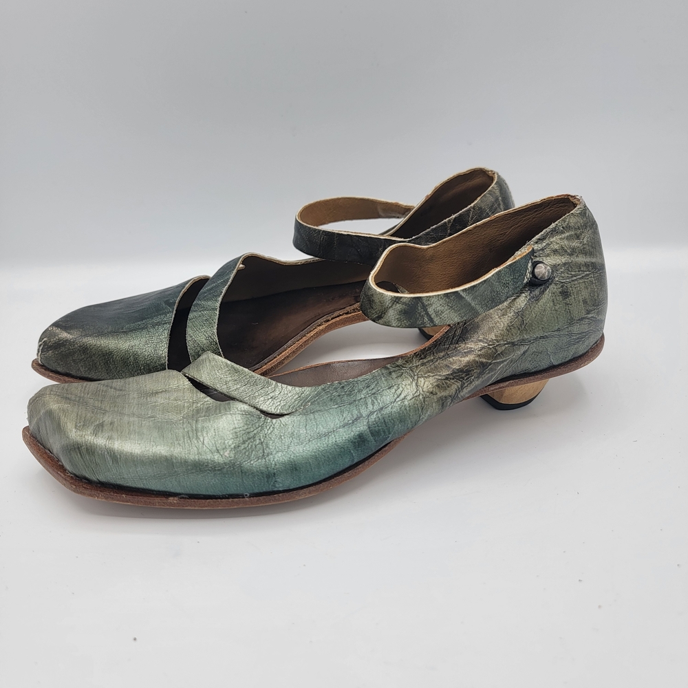 Cydwoq Elegant Green Handmaid Shoes - Picture 5 of 9